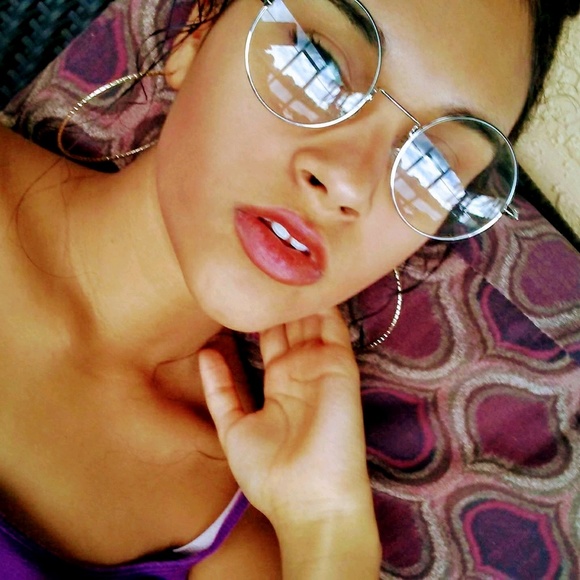 Meet your Posher, Yvelisse - Picture 1 of 1